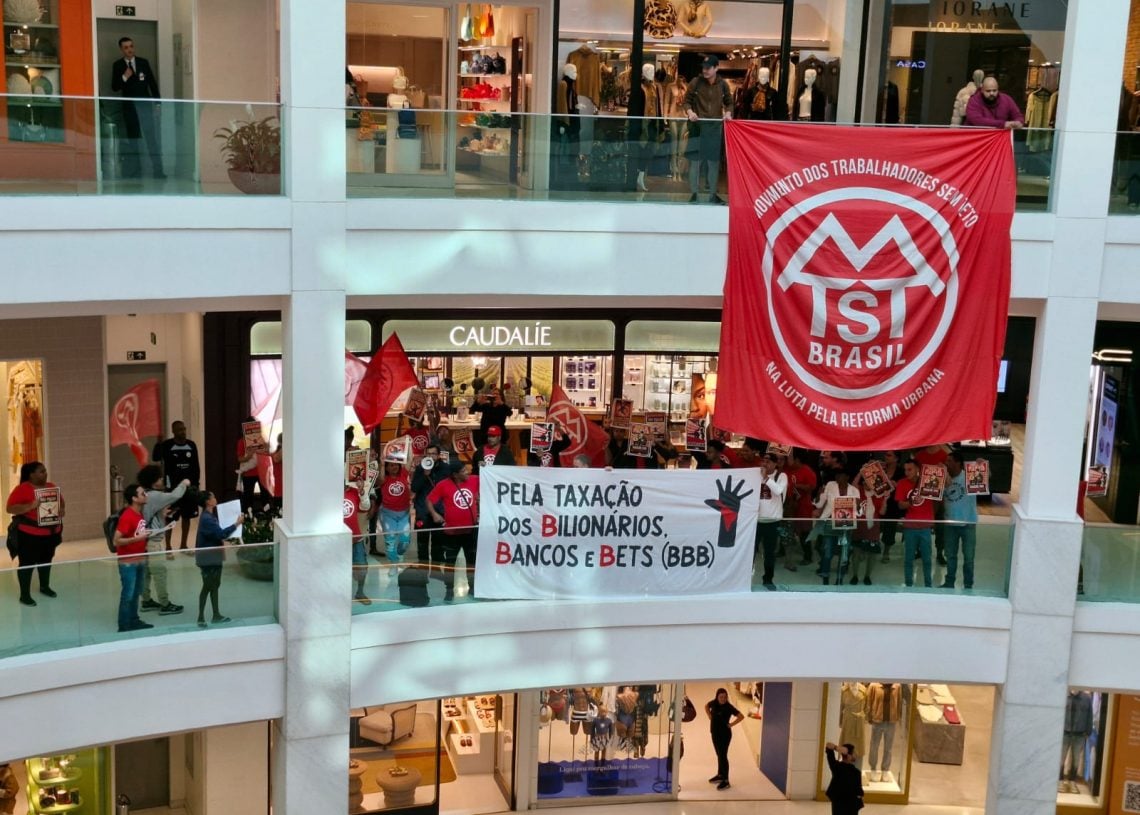 MTST realiza protesto no Shopping Leblon pela taxação dos super-ricos