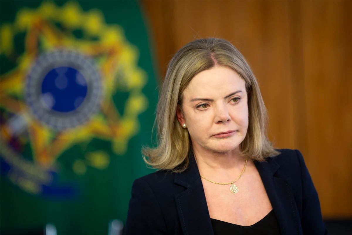 Gleisi Hoffman afirmou que a taxa Selic de 15% ao ano é “errada” e prejudica o desenvolvimento econômico do país, em entrevista ao SBT