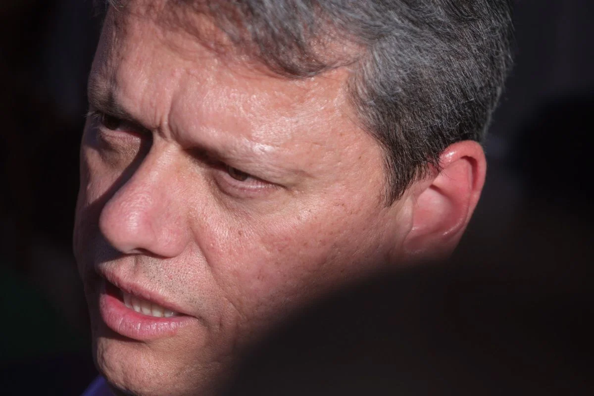 Tarcísio se alinha a Cláudio Castro e manifesta apoio ao genocídio promovido pela megaoperação policial no Rio de Janeiro, reafirmando o projeto de segurança pautado na morte