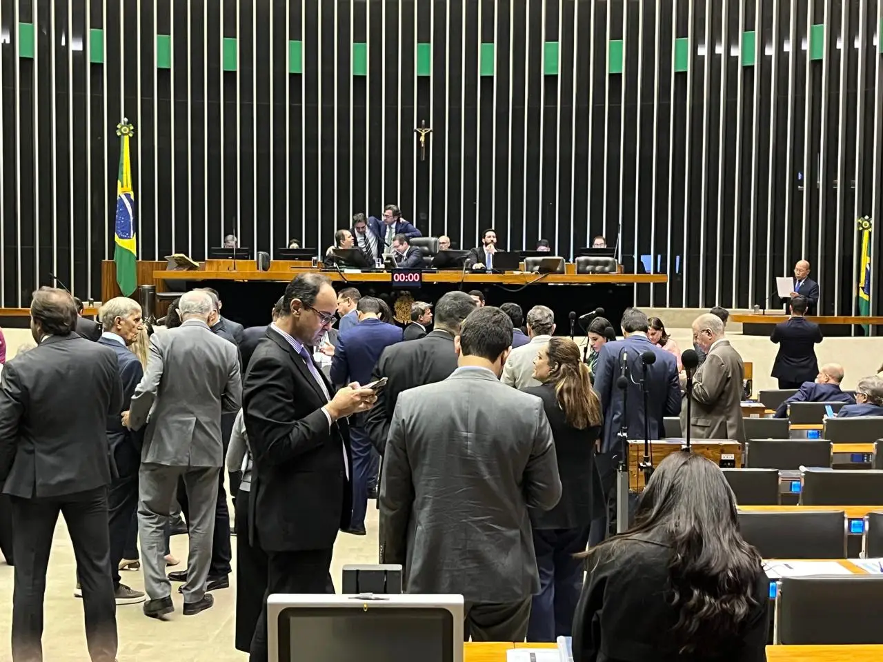 Vídeo: Enquanto o povão sua e paga imposto,o Congresso derrubou a MP 1303 pra isentar os bancos, as fintechs, os sites de aposta e os bilionários!