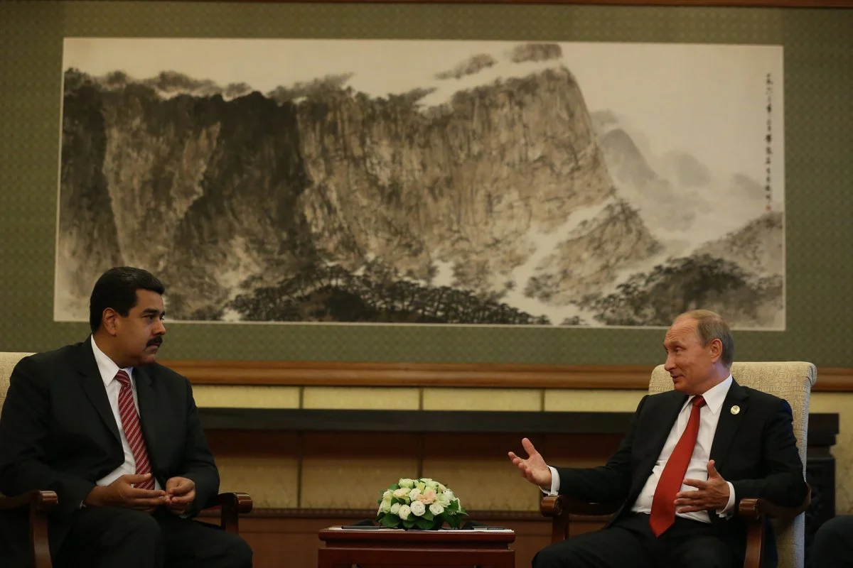 Maduro envia SOS a Putin: Kremlin admite contatos enquanto os EUA continuam a ofensiva militar no Caribe