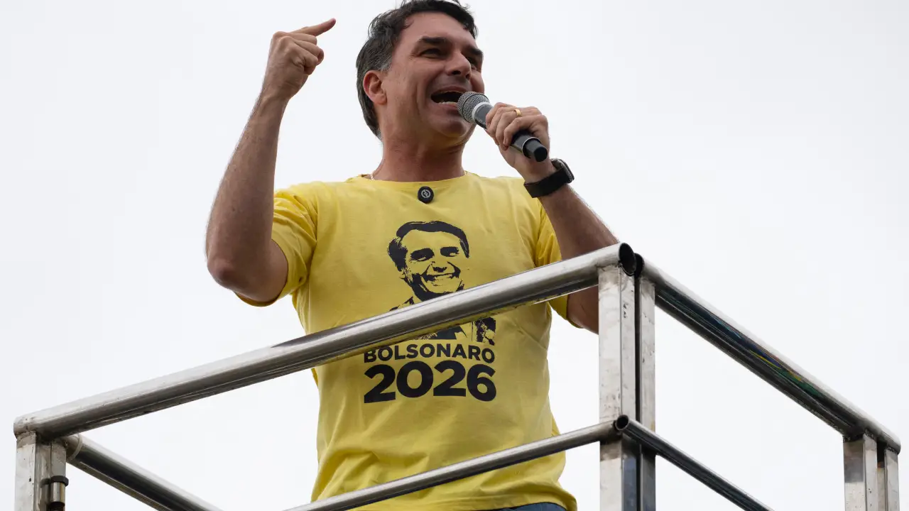 Para analista, fim da lei Magnitsky contra Moraes enfraquece ainda mais candidatura de Flávio Bolsonaro