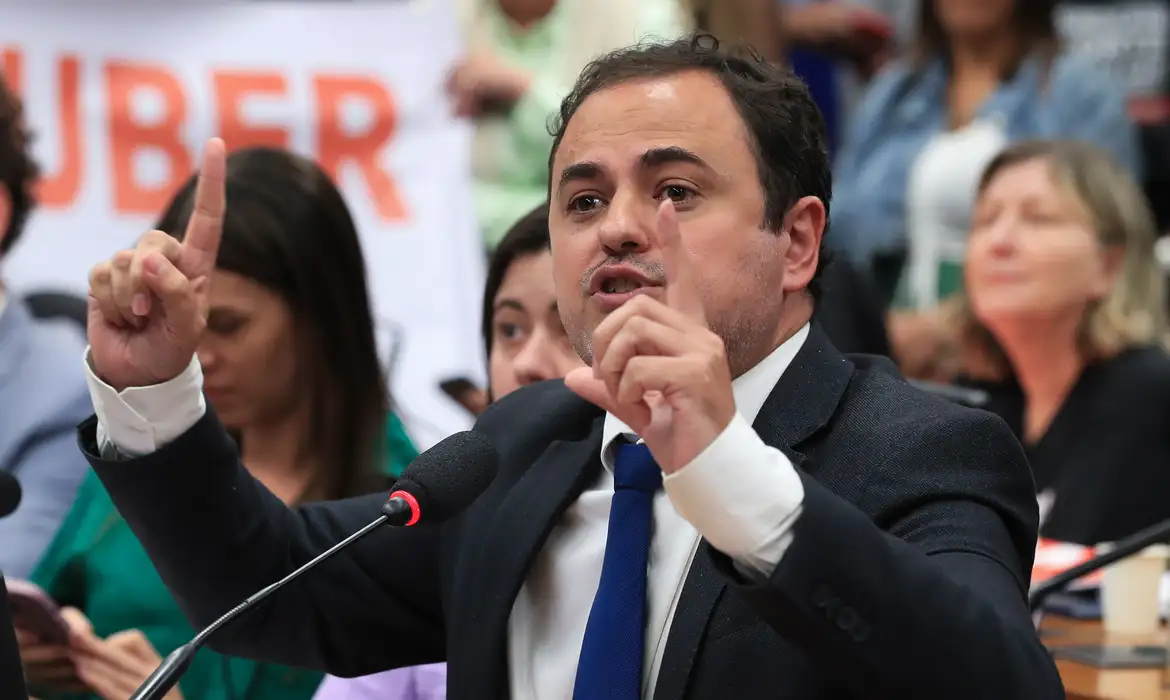 Polícia Legislativa retira à força Glauber Braga da Mesa da Câmara