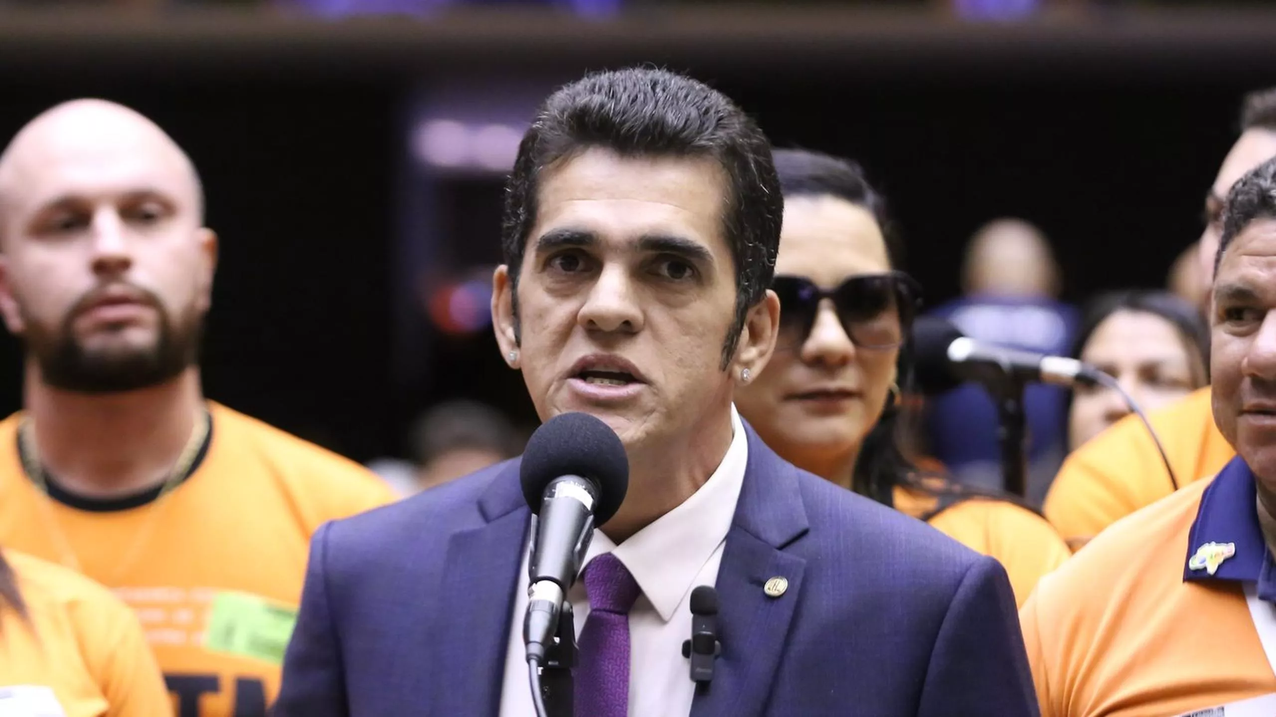 Deputado jogou celulares pela janela durante operação da PF