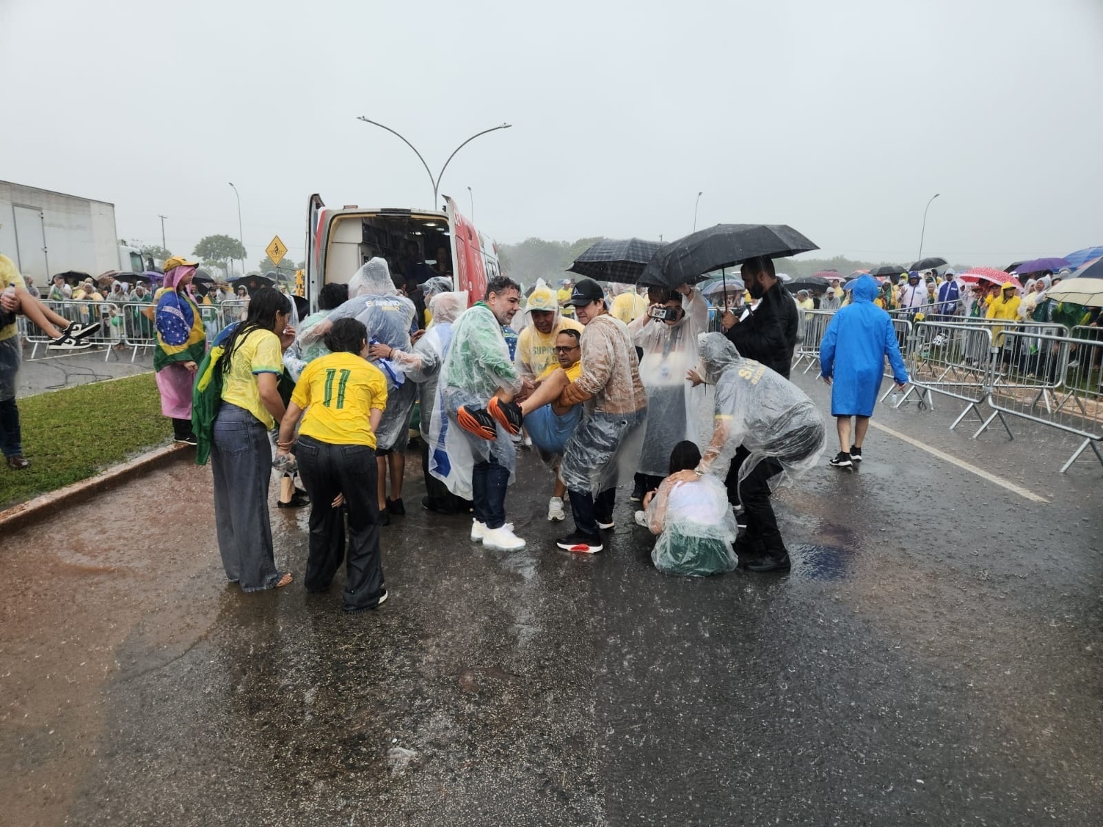 O universo envia seus sinais; Queda de raio fere dezenas em ato de Nikolas em Brasília