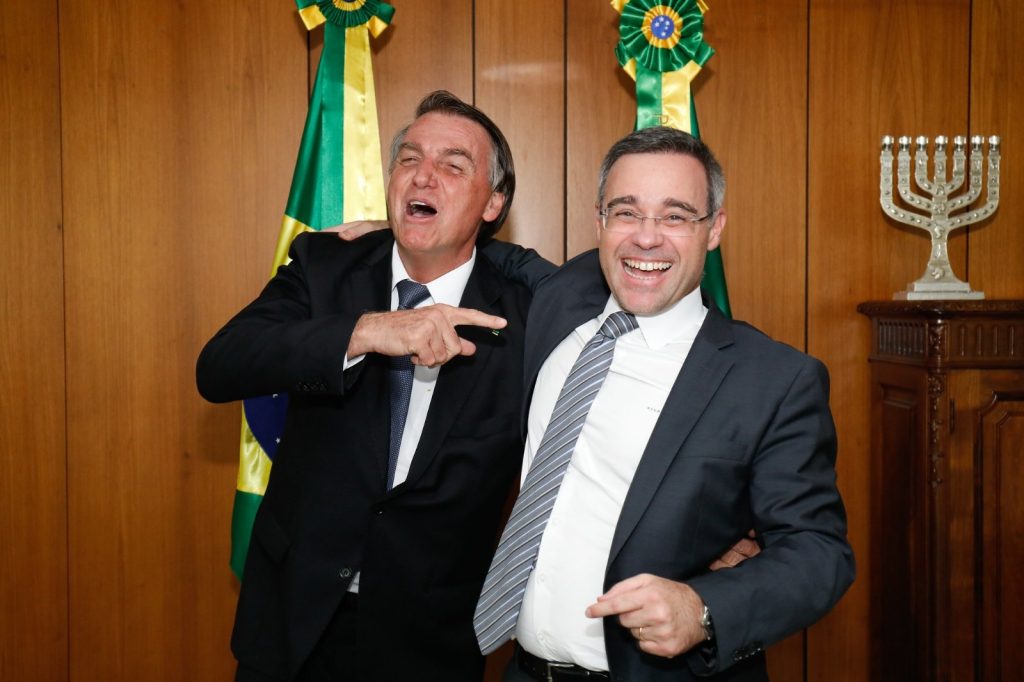 O terrivelmente extremista da direita contamina a investigação.