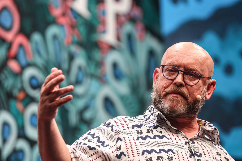 Carnaval de rua está sendo solapado por gigantismo dos megablocos, diz Luiz Antonio Simas