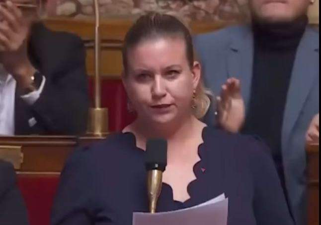 Mathilde Panot, uma política francesa e membro proeminente do partido de esquerda La France Insoumise (LFI)