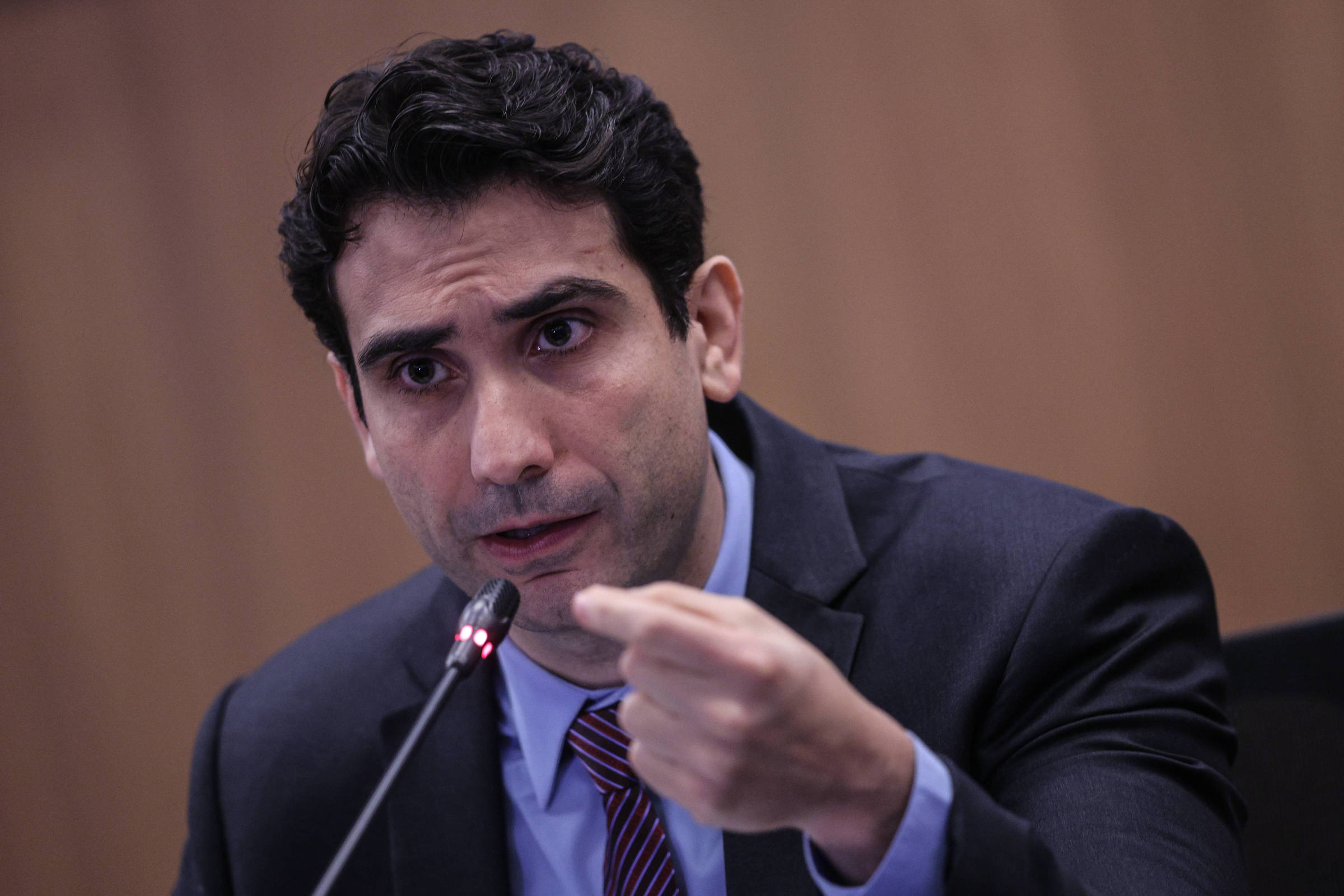 O mercado permitiu e Galípolo, após dois anos, reduziu 0.25 de juros da SELIC, 14,75%. Que não pare nisso.