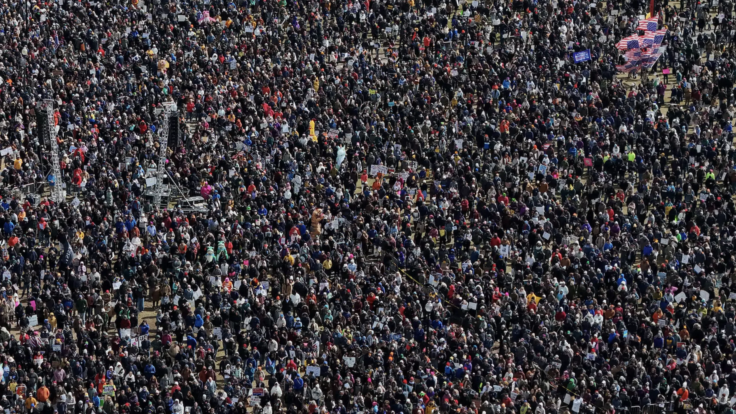 Milhões saem às ruas contra Trump num dos maiores protestos da história dos Estados Unidos