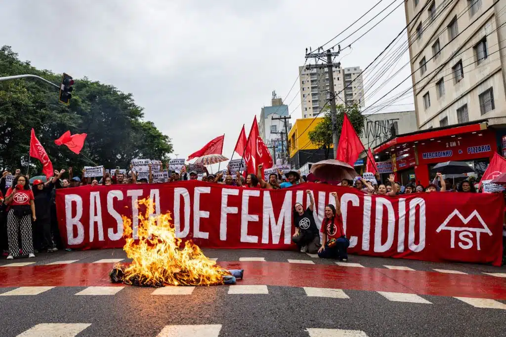 ‘Basta de Feminicídio’: MTST bloqueia 4 grandes vias de SP para denunciar recorde de crimes contra mulheres