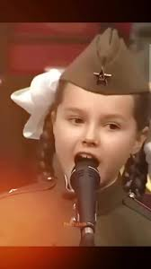 Uma garota interpreta Katyusha
