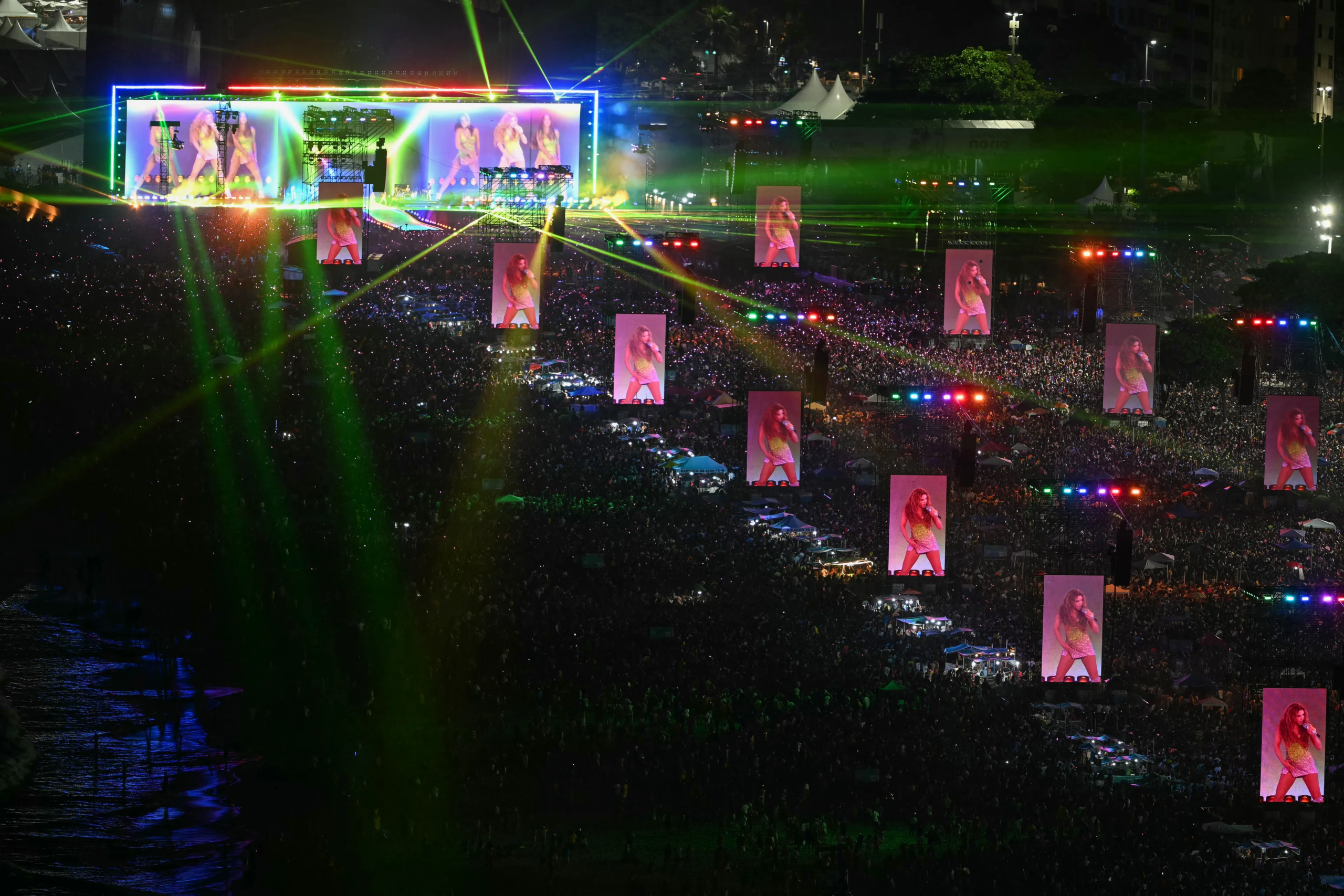 VIVA A AMÉRICA LATINA! Shakira faz um show histórico, dando uma aula politica e cultural, carregada de simpatia, inteligência e simplicidade.