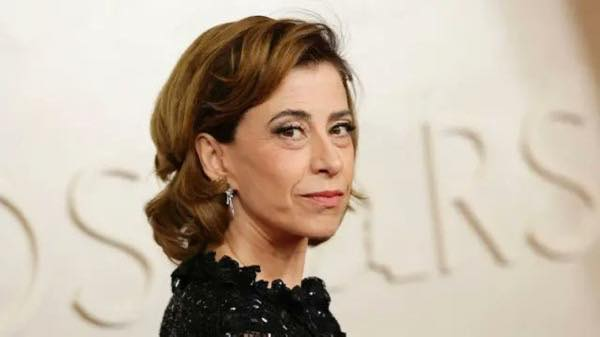 PEGA NA MENTIRA! Fernanda Torres esculacha Bolsonaro