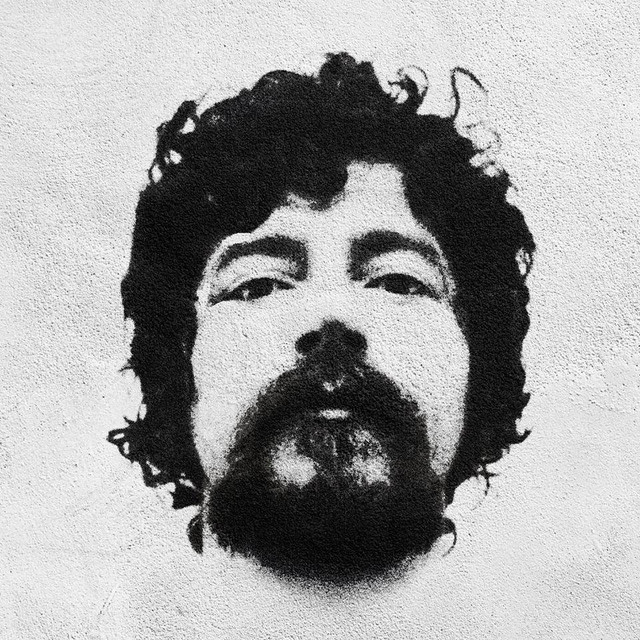 Lançada em 1975, em pleno regime militar, “É Fim de Mês” transformou uma experiência cotidiana em crítica social.