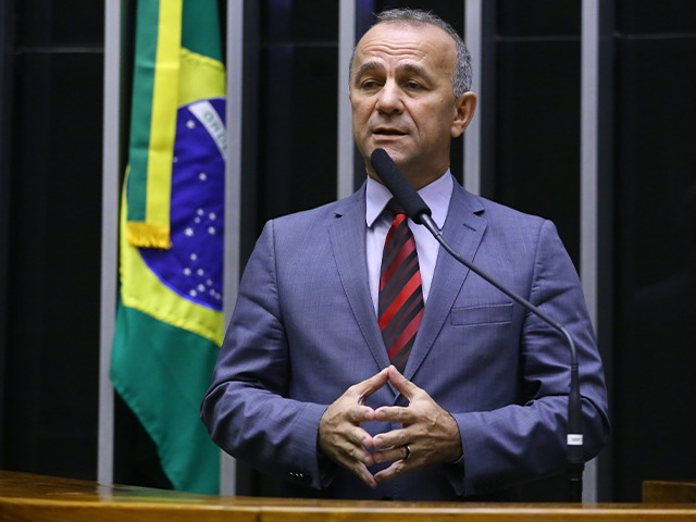Helder Salomão diz que Flávio Bolsonaro foi aos EUA para desviar foco dos escândalos
