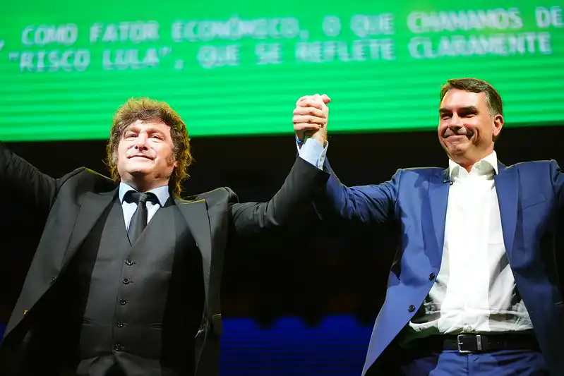 Flávio Bolsonaro prepara plano econômico inspirado em Milei