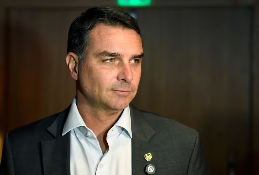Assessora de Flávio Bolsonaro negociou emenda de R$ 199 mil com condenado no caso Marielle