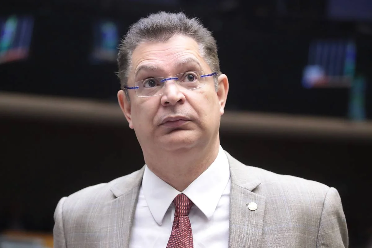 Líder do PL diz que bancada vai propor PEC para aumento de jornada se Flávio Bolsonaro for eleito