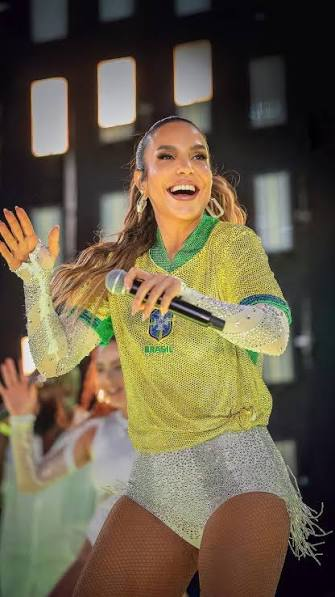 IVETE CHEGOU! De verde e amarelo, cantora movimenta o público por Lula