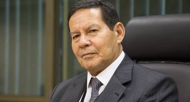 Senado aprova fim da escala 6×1 por ampla maioria, mas registra voto isolado do senador general Hamilton Mourão